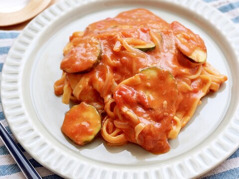 トマト缶で絶品♡ズッキーニとチーズのトマトパスタ